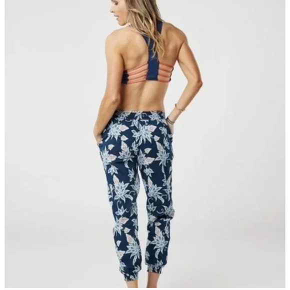 Carve Designs Blue Floral joggers - Picture 2 of 6